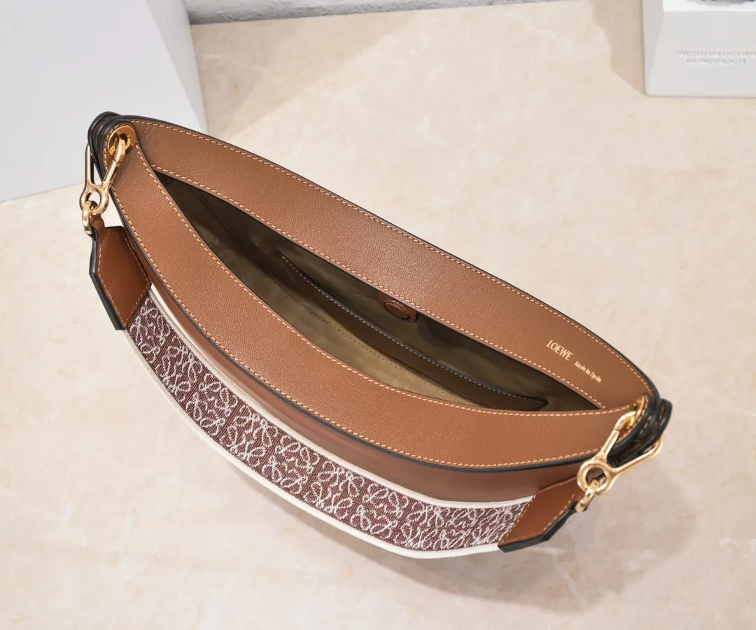 Walnut color, top quality original order. The smooth crescent shape of the L Luna series moon bag not only elongates the proportions of the whole person without getting stuck on the upper body, but also feels particularly comfortable. The wide shoulder strap design does not press the shoulder buckle opening, making it easier to open and close. The internal capacity is also large, and sunglasses and folding umbrellas can be easily arranged with sliding hanging loops hidden on both sides. Shoulder straps or hanging accessories can be attached, making it convenient for various occasions. It is a bag that shows off its temperament and is highly used in daily life! Luo Yiwei size: 29*27*8cm: model: 8891#